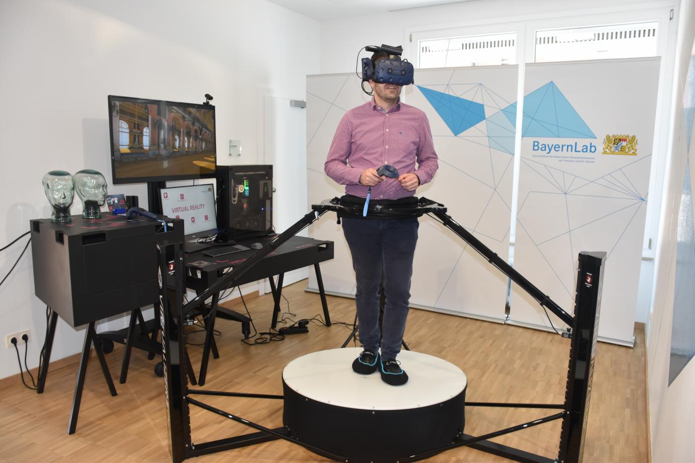 Der Virtualizer - ein „Virtual-Reality-Laufband“, auf dem Sie mit realen Bewegungen durch virtuelle Welten laufen können