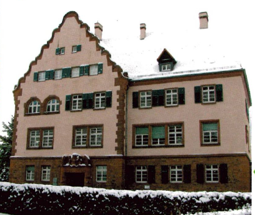 Ansicht Straßenseite Außenstelle Klingenberg a.Main im Winter mit schneebedecktem Dach